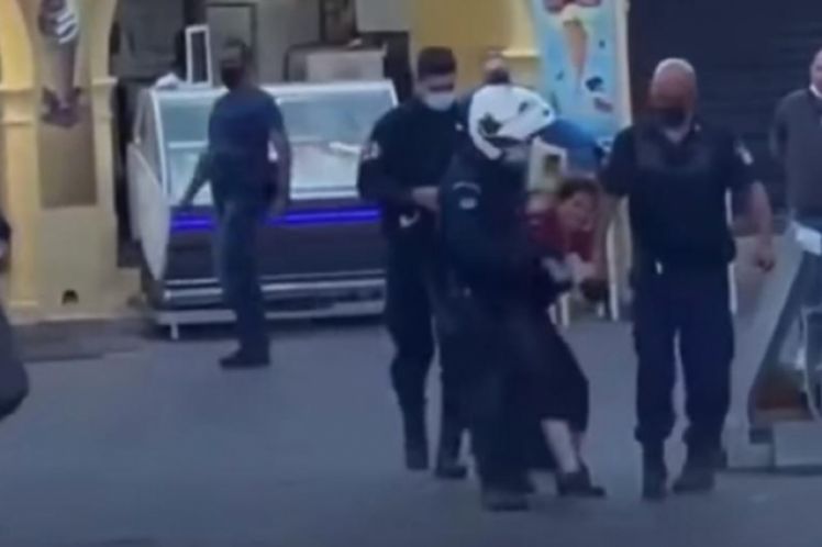 Τα κουμπούρια, τα τραγούδια και οι περί ηθικής λαλούντες