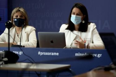 Το υπουργείο Παιδείας πριμοδοτεί εμφυλίους στους εκπαιδευτικούς