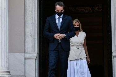 Ενα παγόνι και μία στρουθοκάμηλος