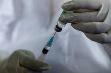 COVID-19: Οι εμβολιασμένοι είναι λιγότερο μολυσματικοί σε σχέση με τους…