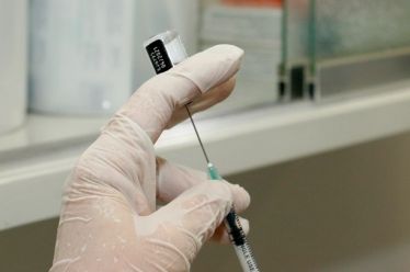 Τα εμβόλια Covid-19 φαίνεται να «φρενάρουν» και τις νέες μεταλλάξεις