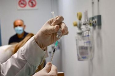 Τα προνόμια των εμβολιασμένων ως η άλλη όψη της κυβερνητικής…