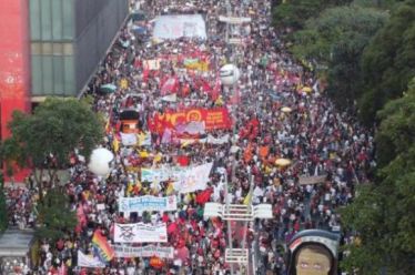 Βραζιλία: «Ούτε από σφαίρες, ούτε από Covid, ούτε από πείνα!»