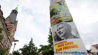 Πράσινοι και Φιλελεύθεροι: προεκλογικά σε ξεχωριστές αφίσες, μετεκλογικά στο ίδιο τραπέζι συνομιλιών