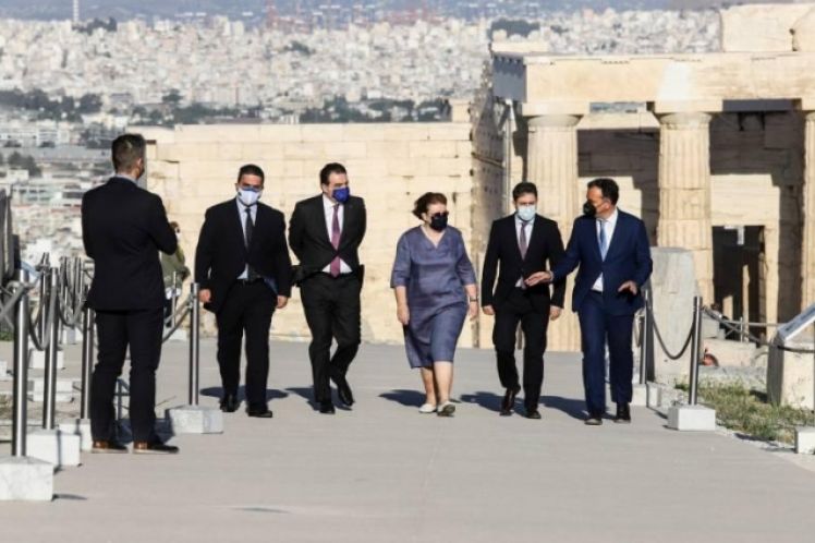 Η Μενδώνη και ο κυβερνητικός εκπρόσωπος