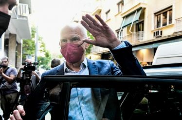 Η υποψηφιότητα Παπανδρέου, σαν μαμή στο πολιτικό σκηνικό
