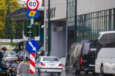 Εδώ ο κόσμος πνίγεται, Δακτύλιος… αρμενίζει