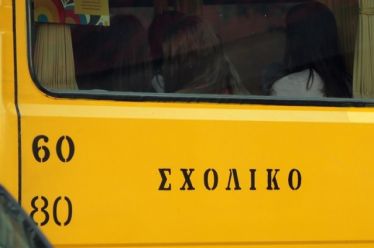 Το ραγισμένο τζάμι της βιτρίνας των ιδιωτικών σχολείων