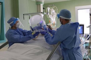 Νέα μελέτη: Η ιντερφερόνη δεν βελτιώνει την κατάσταση των νοσηλευόμενων…