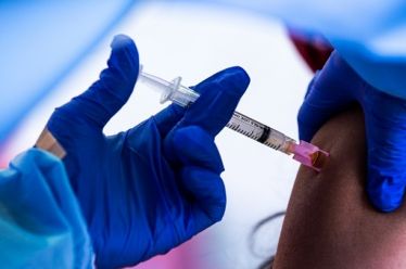 Έρευνα: Οι πλήρως εμβολιασμένοι έχουν πολύ μικρότερες πιθανότητες να μεταδώσουν…