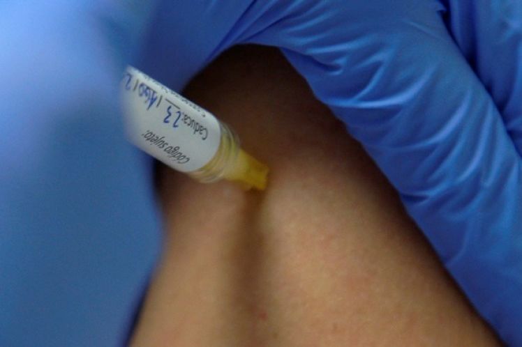 Το αίσθημα του «ανίκητου» από τον κορονοϊό που έχουν μερικοί άνθρωποι, εμποδίζει τον εμβολιασμό τους, ιδιαίτερα στις ατομικιστικές χώρες