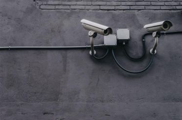 Η Ευρωπαϊκή Ένωση δεν μας προστατεύει – πρωτοστατεί στην οικοδόμηση…