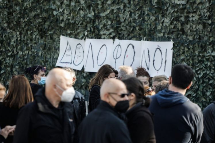 Ο φρικτός θάνατος της μικρής Όλγας και το τέρας του Μάνου Χατζιδάκι, του Βασίλη Λιόση