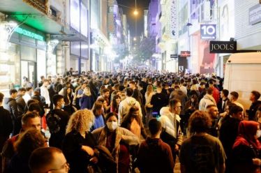 Athens by night για εμβολιασμένους
