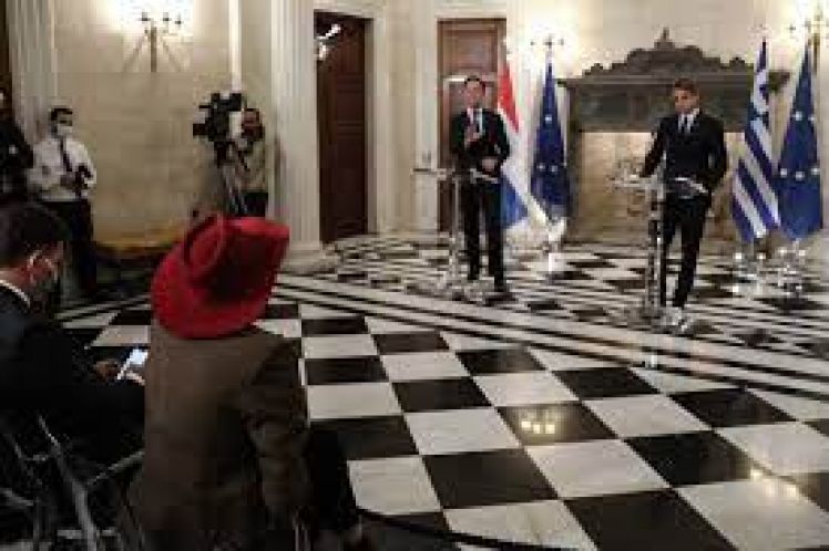 Η φορά που ο Μητσοτάκης δέχτηκε αυθόρμητη ερώτηση απέδειξε την κατρακύλα των ΜΜΕ