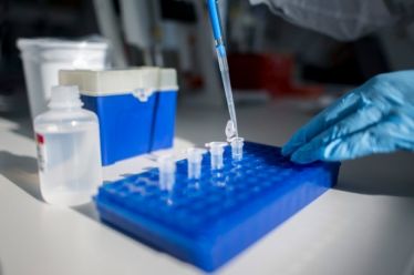Πειραματική τσίχλα μειώνει σημαντικά τον κορονοϊό στο σάλιο