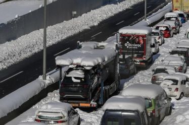 Περί παραιτήσεων και αγάπης προς την κοινωνία
