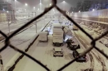 Στον χιονιά και στον λοιμό, στην απόλυτη εξουσία των επιχειρήσεων
