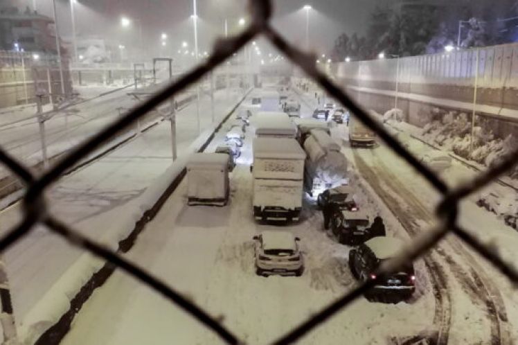 Στον χιονιά και στον λοιμό, στην απόλυτη εξουσία των επιχειρήσεων
