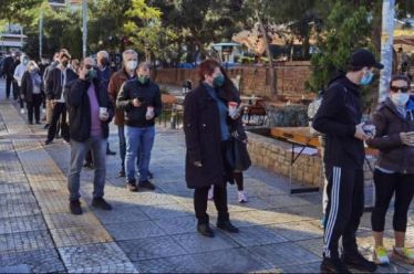 Η χώρα «βράζει» από τον ιό και η κυβέρνηση σφυρίζει…