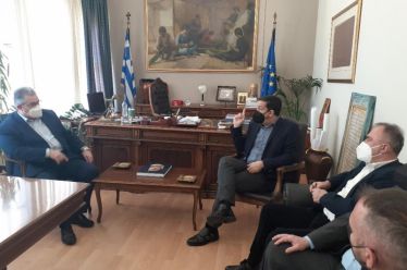 Τον  ΓΓ της ΚΕ του ΚΚΕ Δημήτρη Κουτσούμπα υποδέχθηκε στο Δημαρχείο…