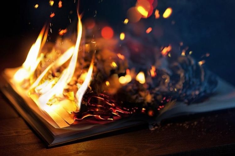Τα βιβλία στην πυρά ξανά