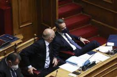 Παίζοντας με τη φωτιά, εκτός και εντός