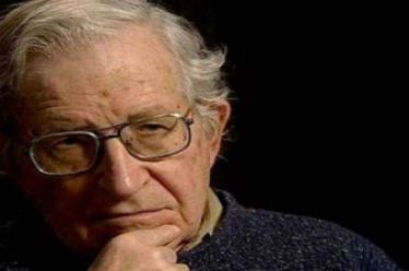 Ν.Τσόμσκι: Η ρωσική εισβολή στην Ουκρανία αποτελεί μείζον έγκλημα πολέμου