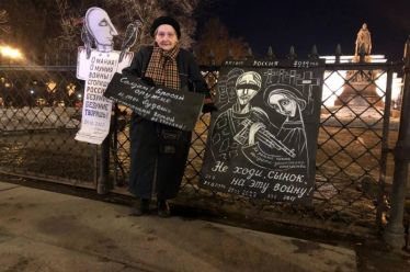 «Στρατιώτη! Άσε τα όπλα σου και γίνε πραγματικός ήρωας»