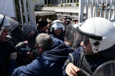 Σε δουλεμπορικό γραφείο μετατρέπει ο Χατζηδάκης τον ΟΑΕΔ, του Νίκου…