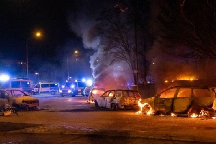 Άλλη μία νύχτα ταραχών με δεκάδες συλλήψεις σε αντιφασιστικές διαδηλώσεις στη Σουηδία