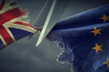 «Καμπανάκια» οικονομολόγων για τα βρετανικά σχέδια στον χρηματοοικονομικό τομέα
