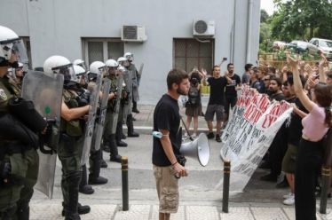 Τα παιδιά τραγουδούν μες στους δρόμους κι η φωνή τους…