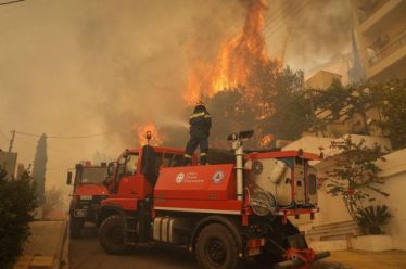 Ο κόσμος καίγεται, αυτοί το βιολί τους