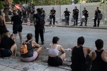 Εξάρχεια: Μετρό ή στρατόπεδο;