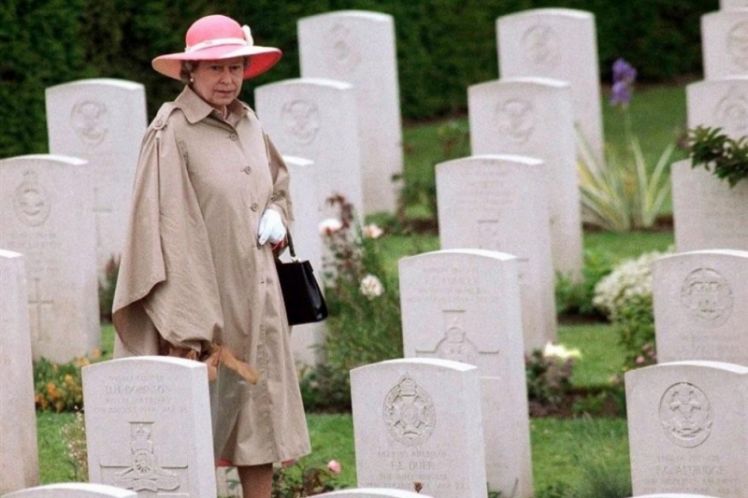 Βασίλισσα Ελισάβετ: Στέμμα βουτηγμένο στο αίμα – Οι στρατιωτικές επεμβάσεις της Βρετανίας από το Σουέζ και την Κύπρο μέχρι τα Φώκλαντ και τη Λιβύη, του Νίκου Τζιανίδη