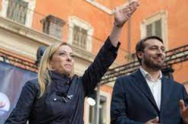Βάζει η Μελόνι τη στολή της…