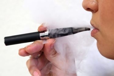 Έρευνα: Οι έφηβοι είναι πιθανότερο να γίνουν ατμιστές αν οι…