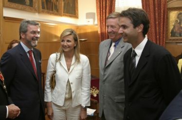 Γιατί τους ανεχόμαστε;, της Όλγας Μοσχοχωρίτου