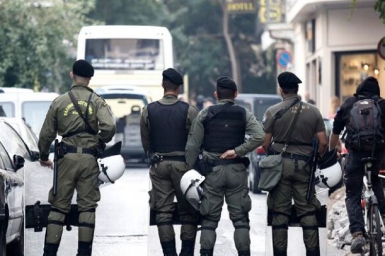 Επόμενος σταθμός Εξάρχεια: Η βλακεία που είναι πάντα ανίκητη | Της Τίνας Ντάρμα