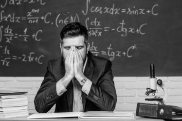 Αν ο δάσκαλος διδάσκει π.χ. «Αντιγόνη» και ταυτόχρονα η στάση…