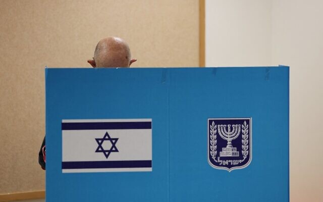 A voter casts his ballot at a polling station in Israel's coastal city of Tel Aviv on November 1, 2022 (JACK GUEZ / AFP)