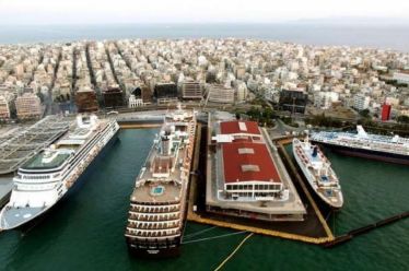 Σε λίγο δεν θα περνάει ούτε κουνούπι από το λιμάνι…
