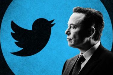 Ο Έλον Μασκ αγοράζει το Twitter, οι εργαζόμενοι ανησυχούν και…