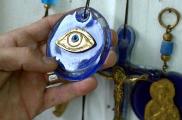 Τουλάχιστον 1 δισ. άνθρωποι πιστεύουν ακόμη στη μαγεία, στις κατάρες…