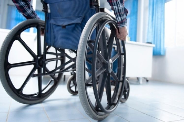 Τα άτομα με αναπηρία χωρίς δημόσιες δομές υγείας –κοινωνικής φροντίδας, της Ελένης Μπαρμπαλιά