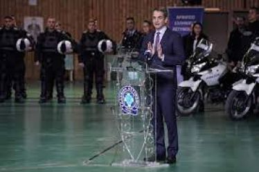 Αστυνομικός πυροβολεί 16χρονο στο κεφάλι και ο Μητσοτάκης αναφωνεί «μαζί…