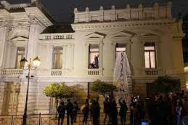 ﻿Εμπρός στο δρόμο που χάραξαν οι καθαρίστριες