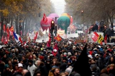 Γαλλία: Μέρες ελπίδας, νύχτες οργής, του Πέτρου Παπακωνσταντίνου