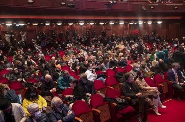 Το πολιτικό «μπισκότο» και το «απολιτίκ» φεστιβάλ